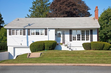 Split-entry home popular in Tewksbury, MA