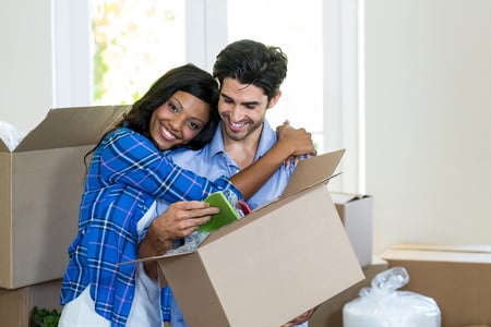 woman_hugging_man_when_unpacking